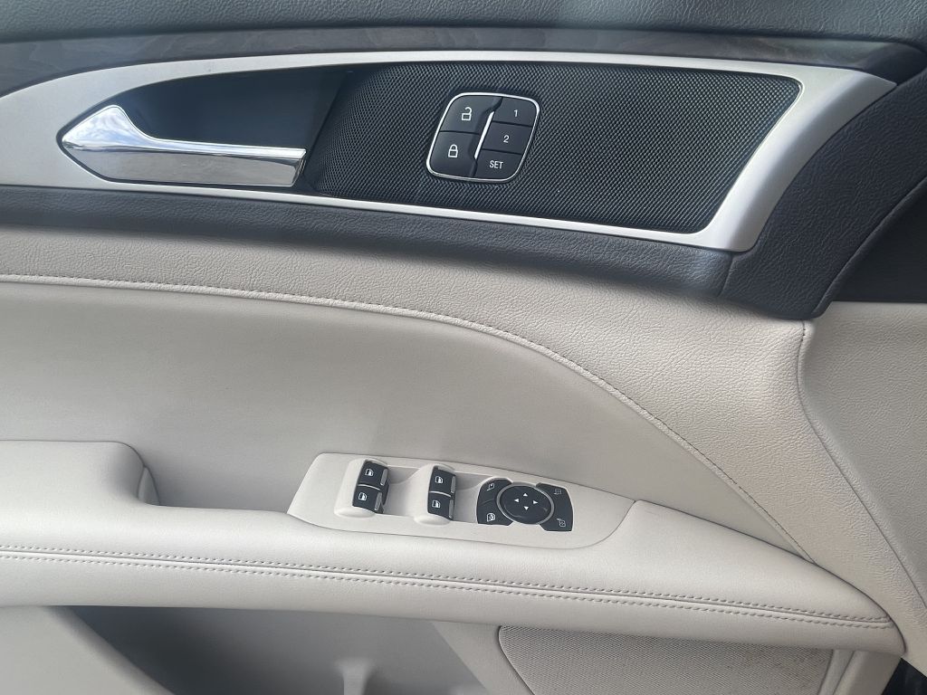 Photo 21 of this LINCOLN MKZ