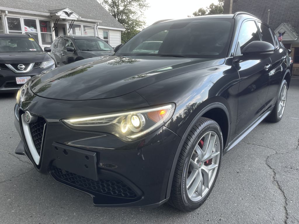 Photo 3 of this ALFA ROMEO STELVIO