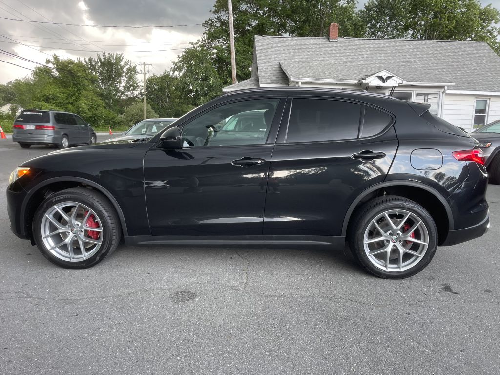 Photo 4 of this ALFA ROMEO STELVIO