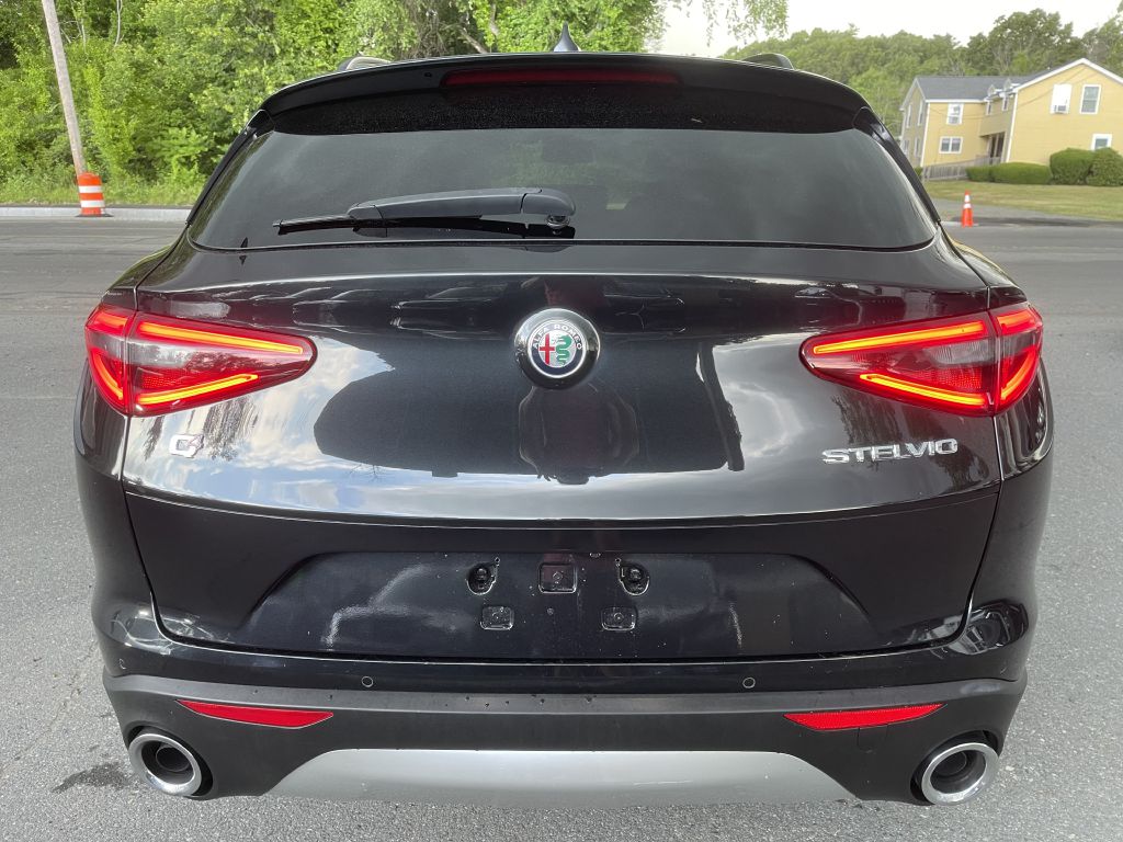 Photo 6 of this ALFA ROMEO STELVIO