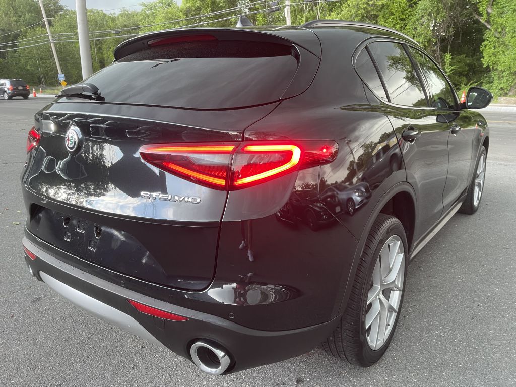 Photo 7 of this ALFA ROMEO STELVIO
