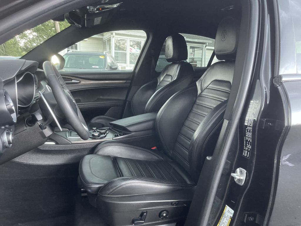 Photo 9 of this ALFA ROMEO STELVIO