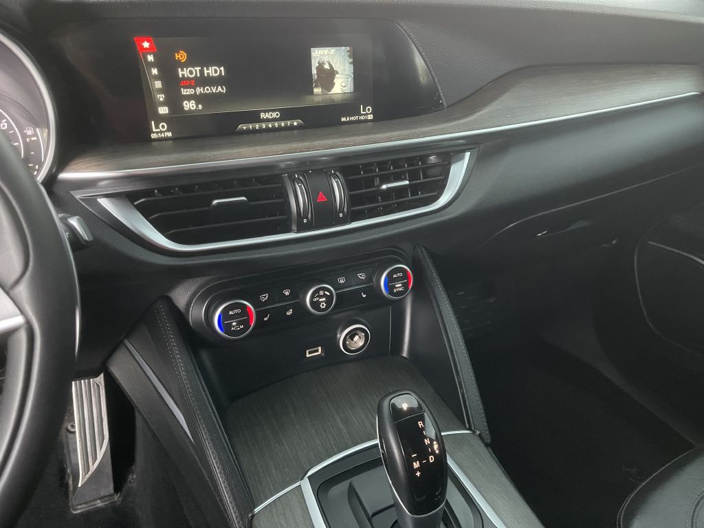 Photo 17 of this ALFA ROMEO STELVIO
