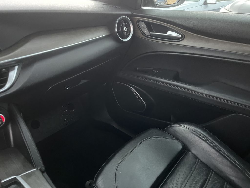 Photo 22 of this ALFA ROMEO STELVIO