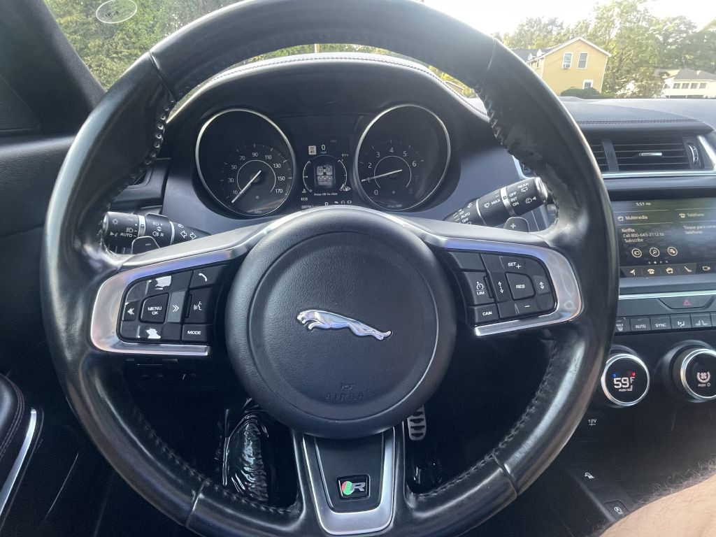 Photo 13 of this JAGUAR E-PACE
