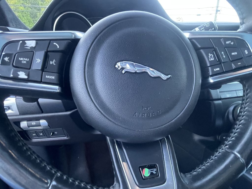 Photo 14 of this JAGUAR E-PACE