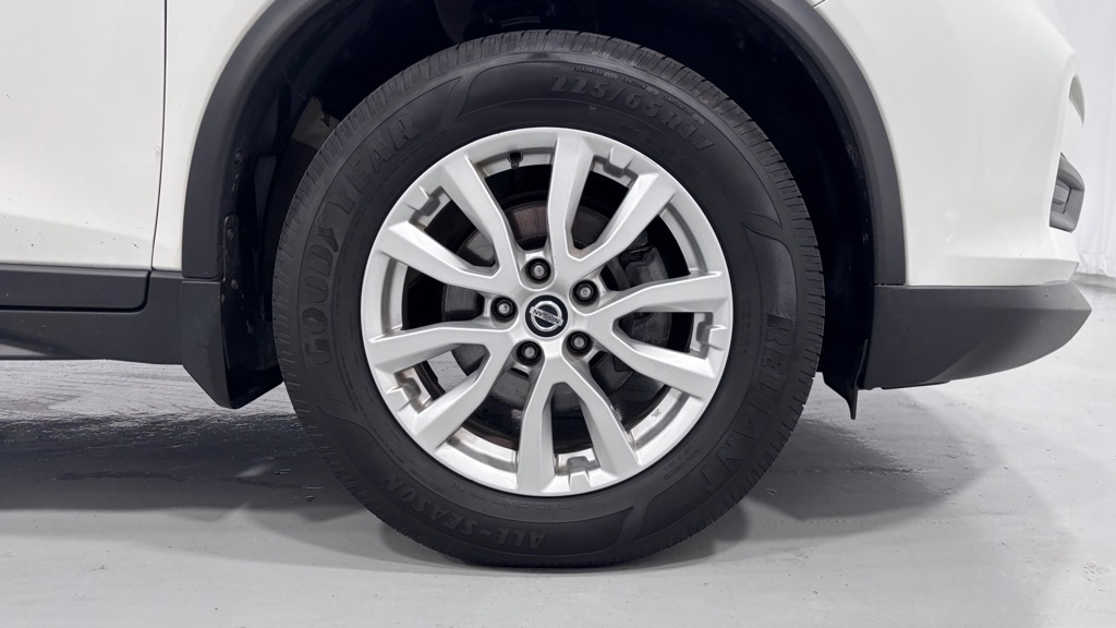 Photo 32 of this NISSAN ROGUE SV