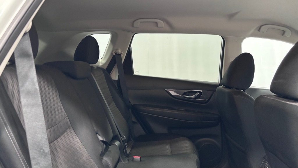 Photo 25 of this NISSAN ROGUE SV