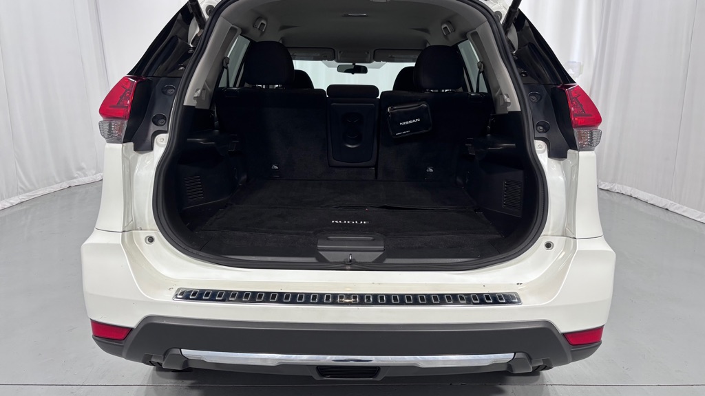 Photo 28 of this NISSAN ROGUE SV