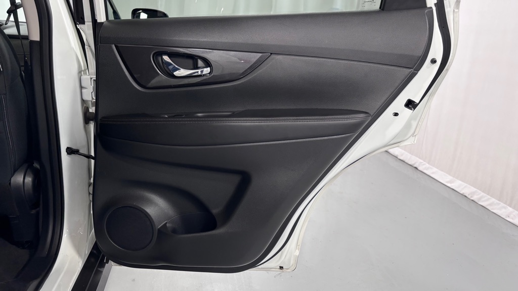Photo 27 of this NISSAN ROGUE SV