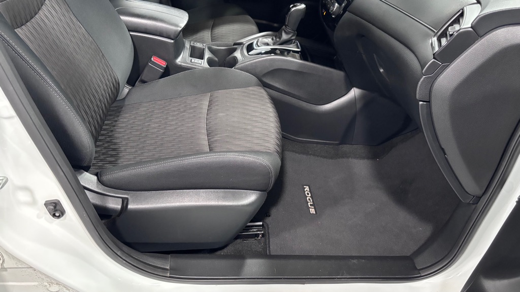 Photo 18 of this NISSAN ROGUE SV
