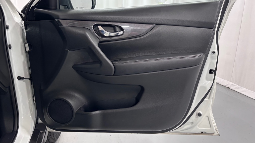 Photo 20 of this NISSAN ROGUE SV