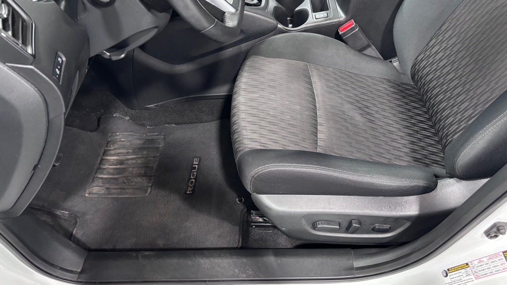 Photo 11 of this NISSAN ROGUE SV