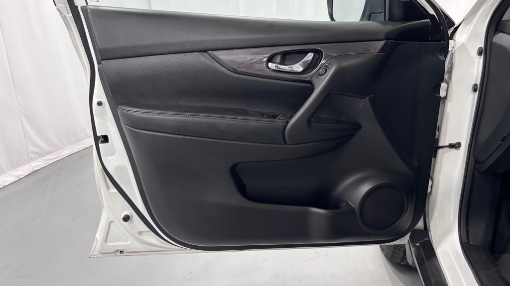 Photo 16 of this NISSAN ROGUE SV