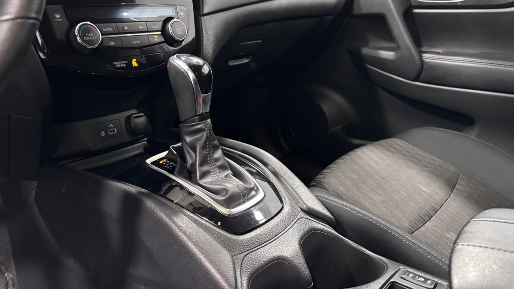 Photo 15 of this NISSAN ROGUE SV