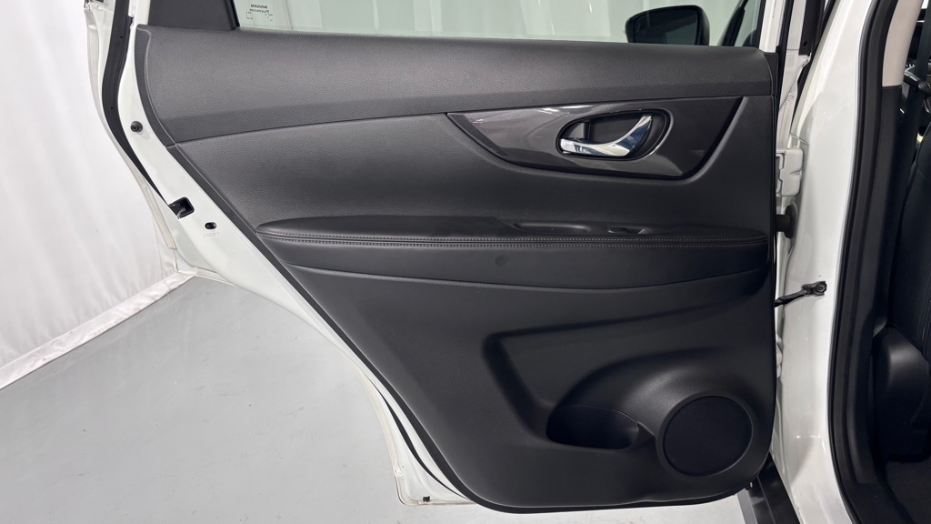 Photo 23 of this NISSAN ROGUE SV