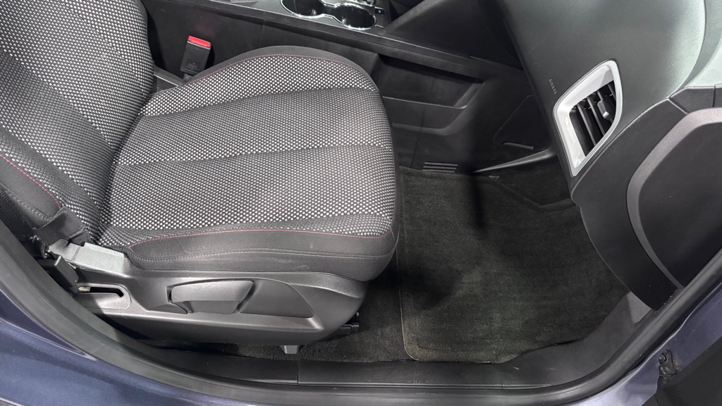 Photo 19 of this CHEVROLET EQUINOX LT