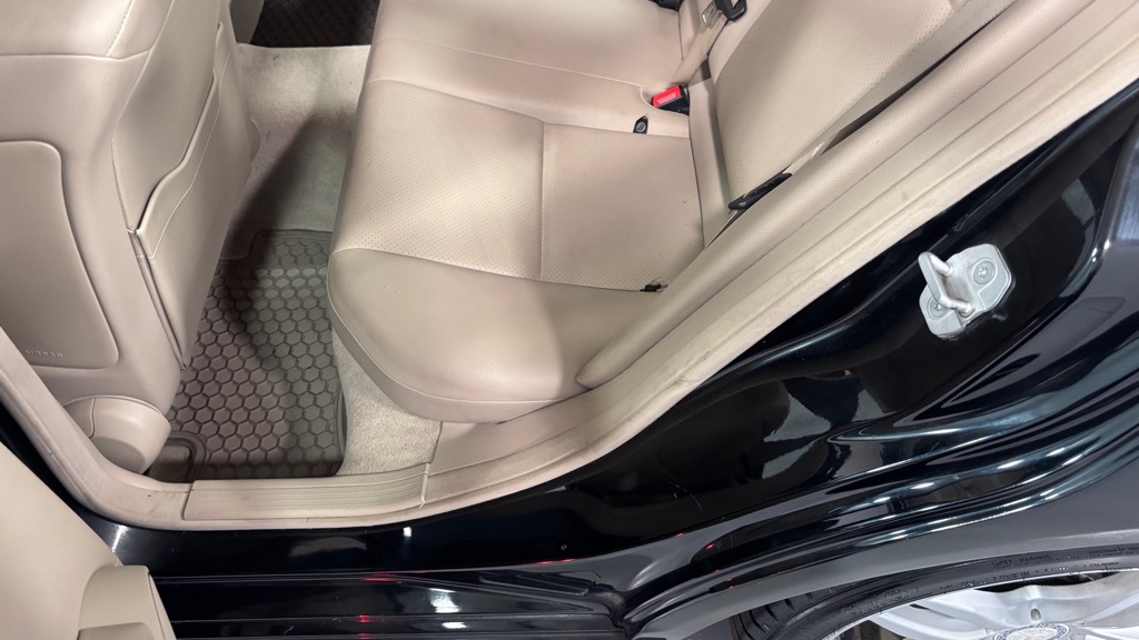 Photo 22 of this MERCEDES-BENZ C-300 4MATIC