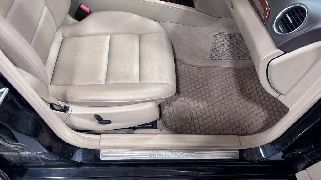 Photo 19 of this MERCEDES-BENZ C-300 4MATIC