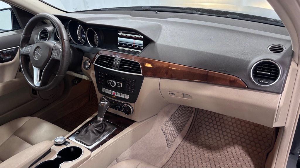 Photo 18 of this MERCEDES-BENZ C-300 4MATIC