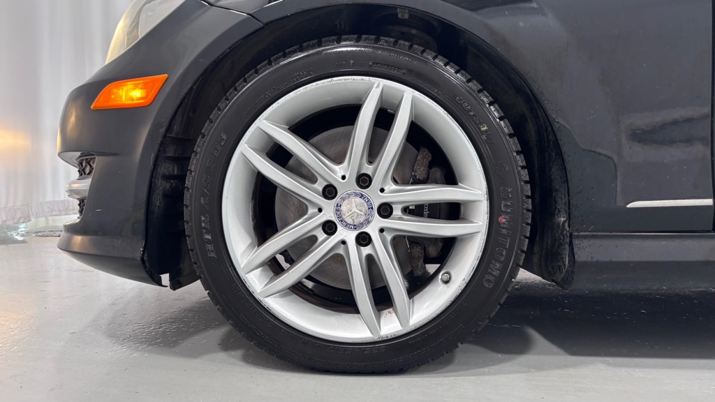 Photo 31 of this MERCEDES-BENZ C-300 4MATIC