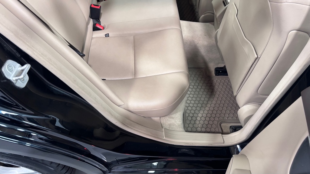 Photo 25 of this MERCEDES-BENZ C-300 4MATIC