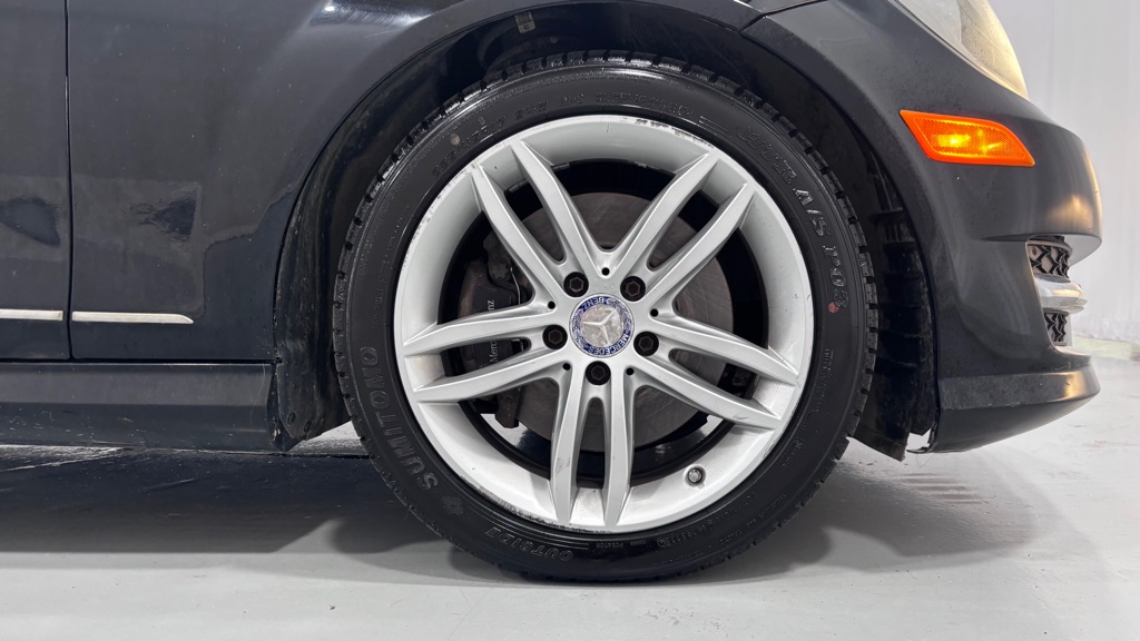 Photo 33 of this MERCEDES-BENZ C-300 4MATIC