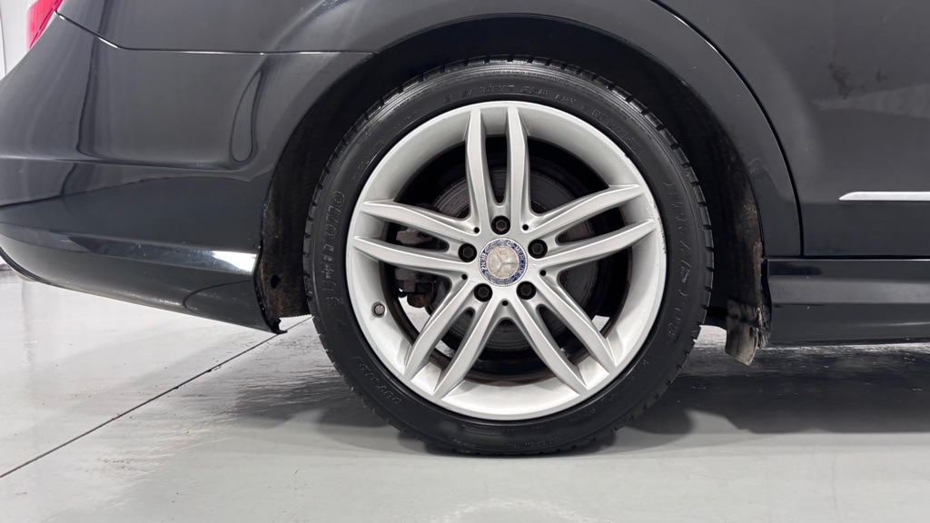 Photo 34 of this MERCEDES-BENZ C-300 4MATIC