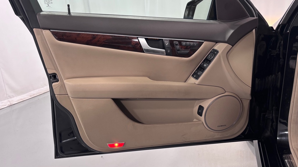 Photo 17 of this MERCEDES-BENZ C-300 4MATIC