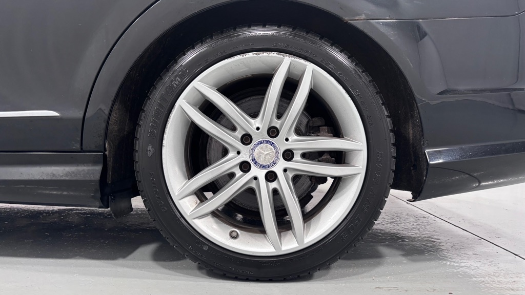 Photo 32 of this MERCEDES-BENZ C-300 4MATIC