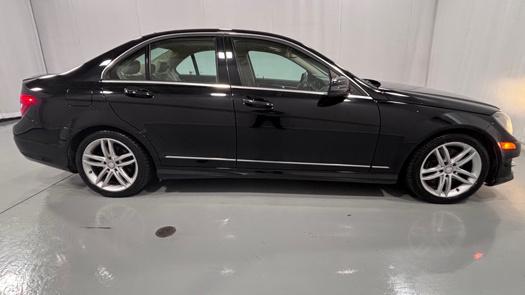 Photo 4 of this MERCEDES-BENZ C-300 4MATIC