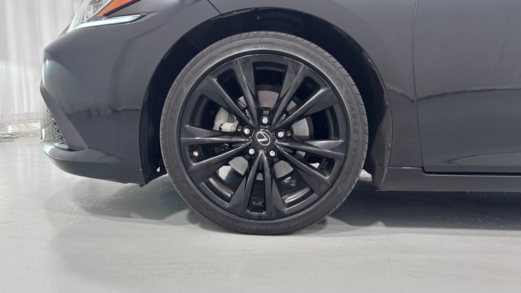 Photo 31 of this LEXUS ES 350 F SPORT