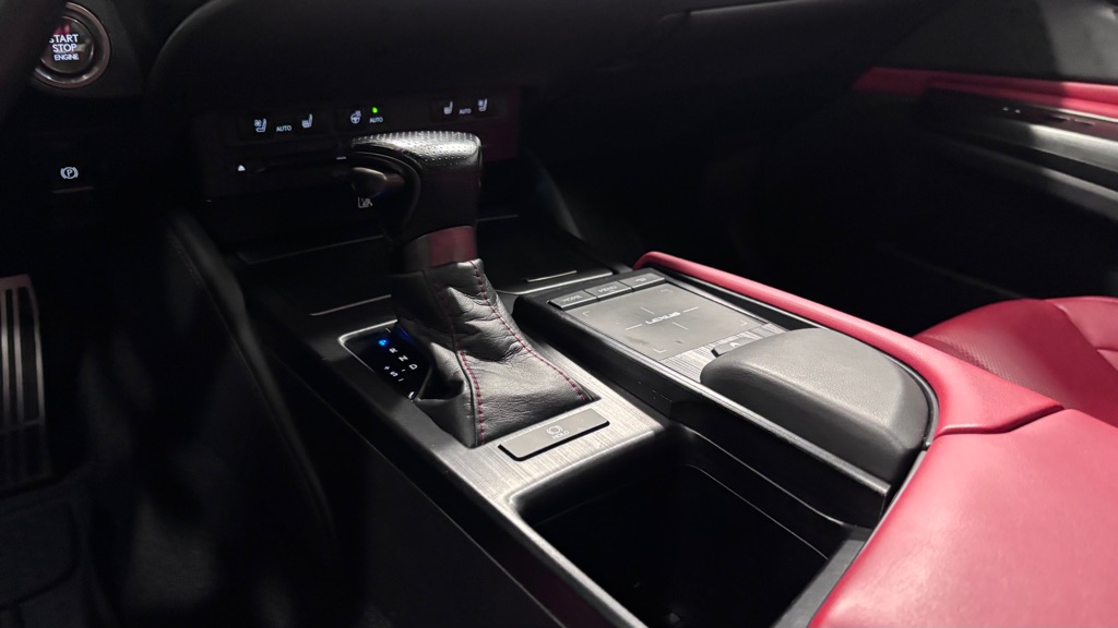 Photo 16 of this LEXUS ES 350 F SPORT