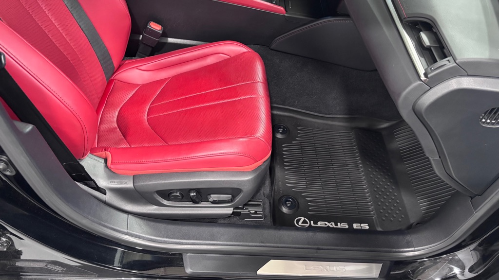 Photo 19 of this LEXUS ES 350 F SPORT