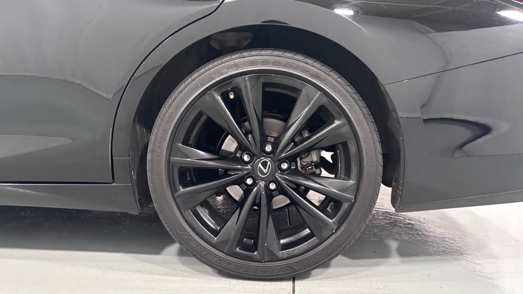 Photo 32 of this LEXUS ES 350 F SPORT
