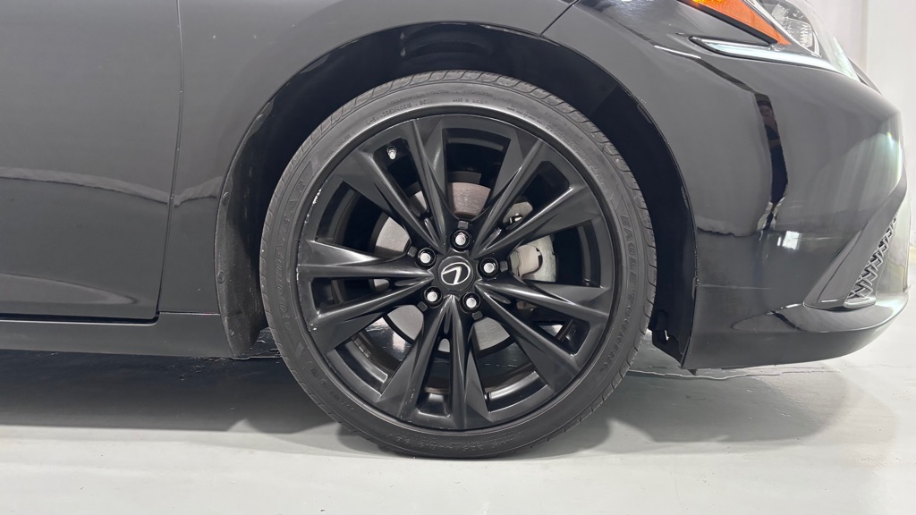 Photo 33 of this LEXUS ES 350 F SPORT
