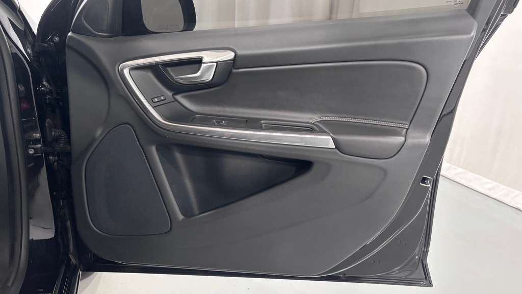 Photo 20 of this VOLVO S60 DYNAMIC