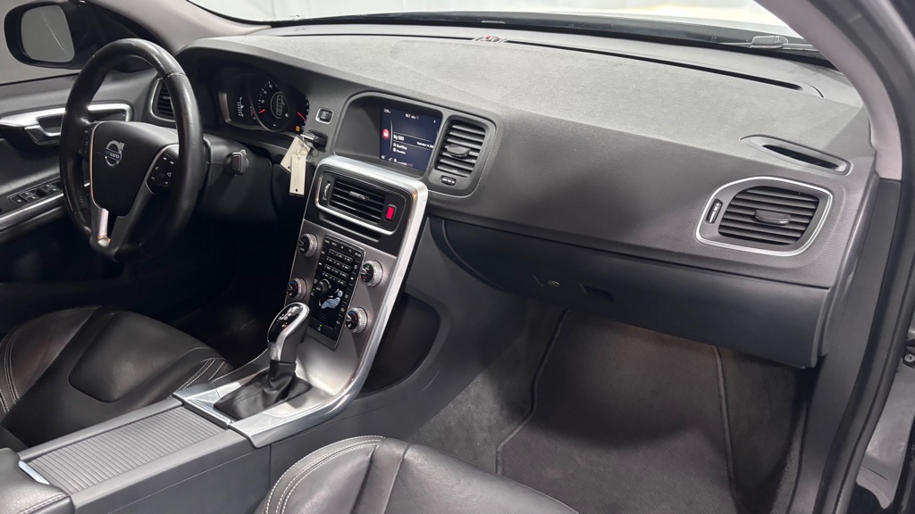 Photo 17 of this VOLVO S60 DYNAMIC