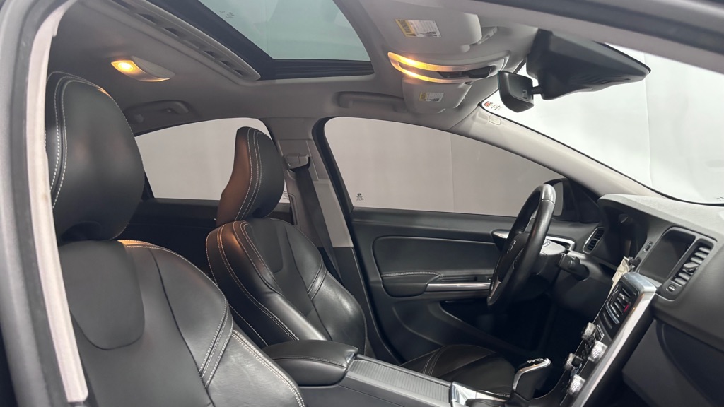 Photo 19 of this VOLVO S60 DYNAMIC