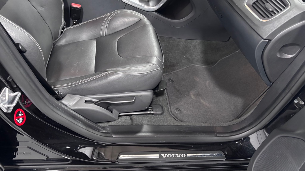 Photo 18 of this VOLVO S60 DYNAMIC