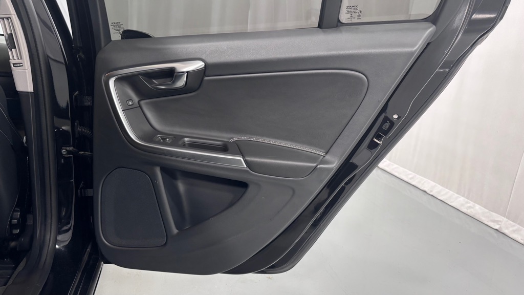 Photo 27 of this VOLVO S60 DYNAMIC