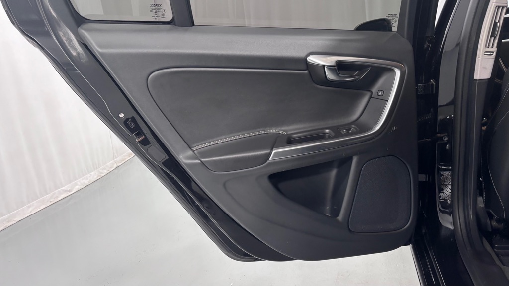 Photo 23 of this VOLVO S60 DYNAMIC