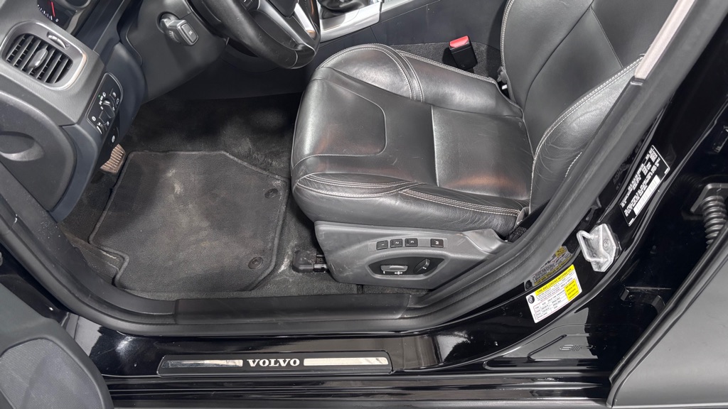 Photo 10 of this VOLVO S60 DYNAMIC