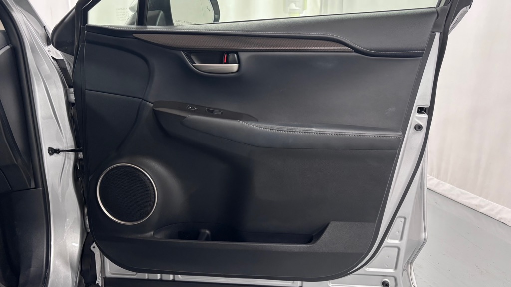 Photo 21 of this LEXUS NX 200T