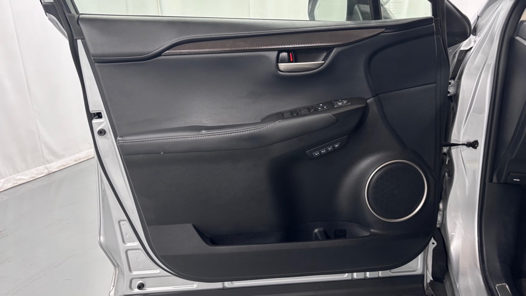 Photo 17 of this LEXUS NX 200T