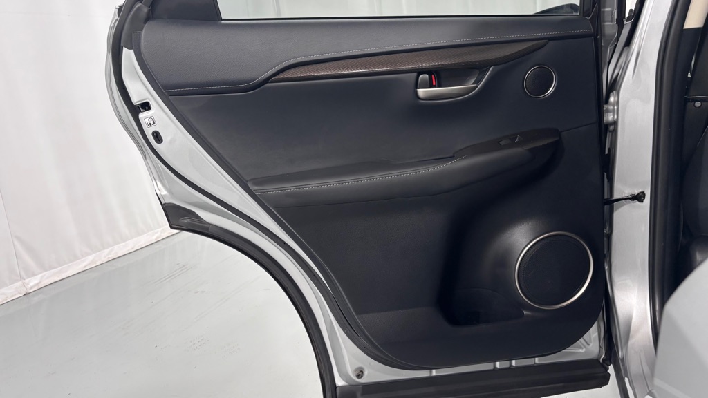 Photo 24 of this LEXUS NX 200T