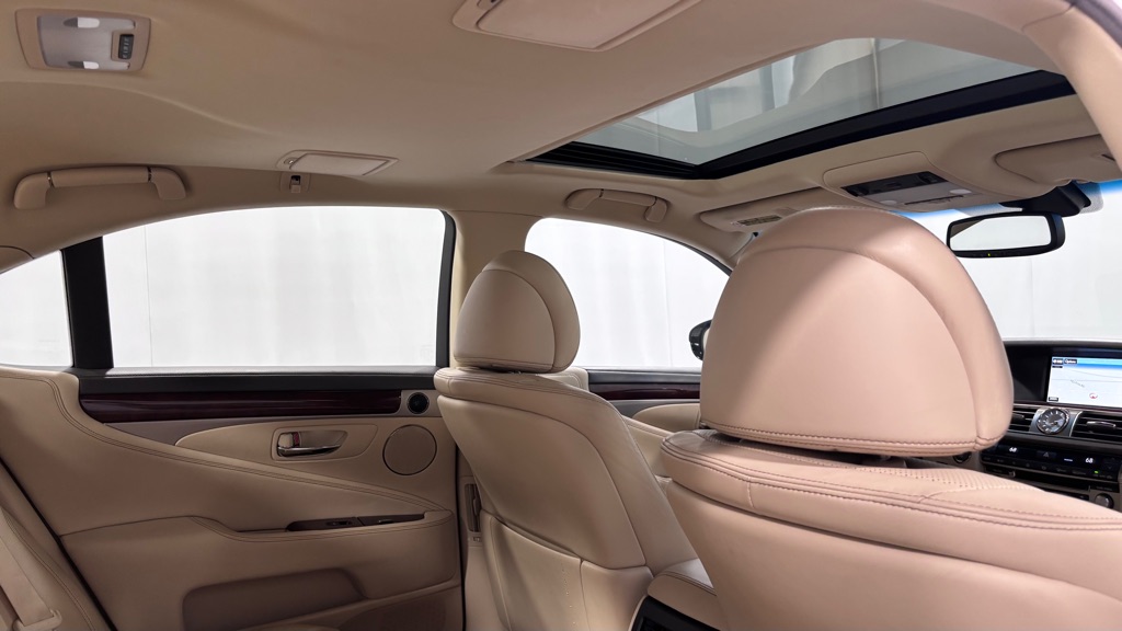Photo 27 of this LEXUS LS 460