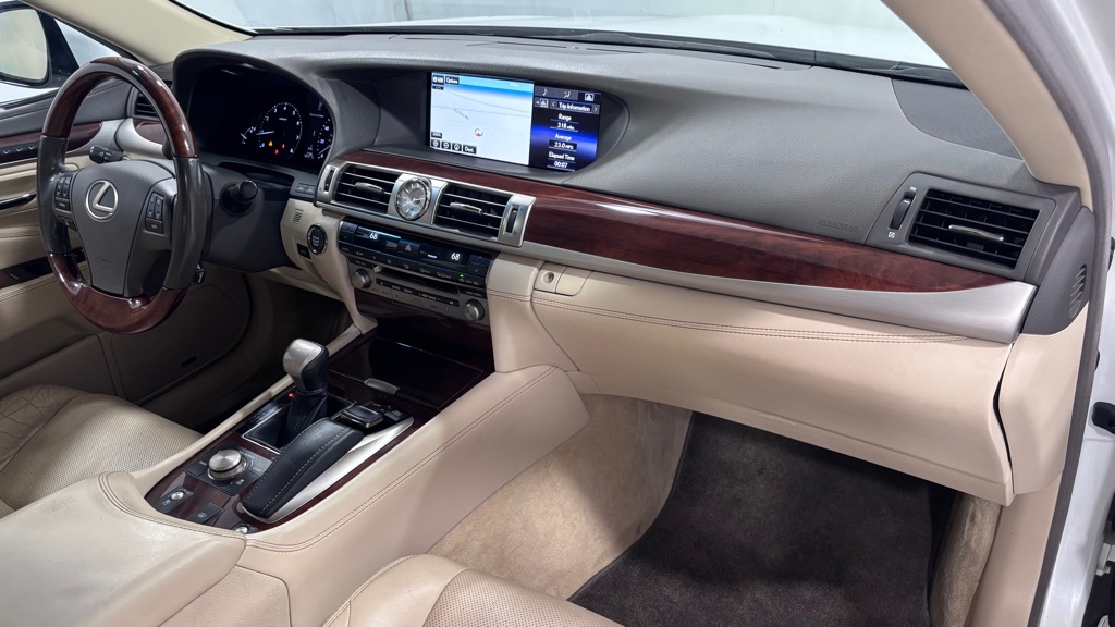 Photo 18 of this LEXUS LS 460