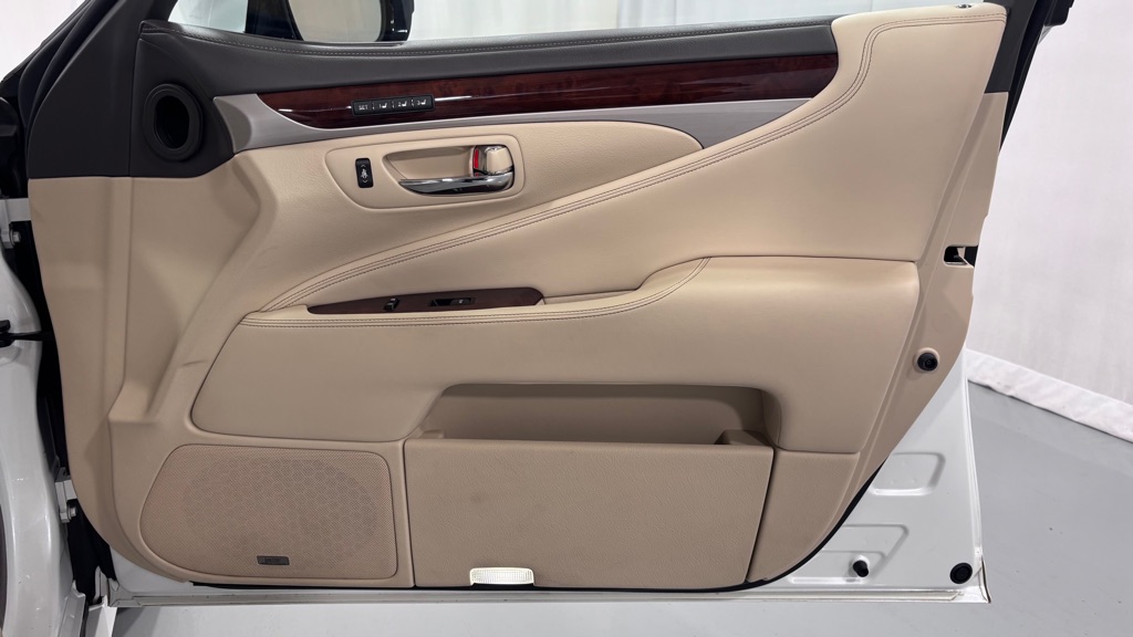 Photo 21 of this LEXUS LS 460