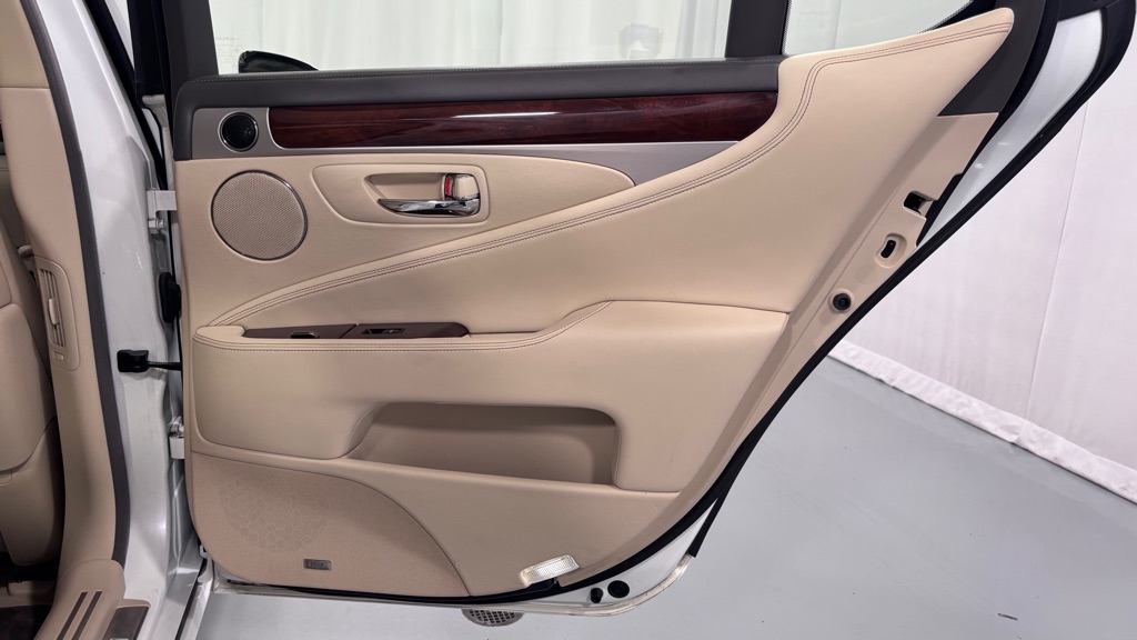 Photo 28 of this LEXUS LS 460